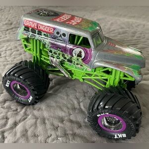 Monster Jam Official Grave Digger Monster Truck Die-Cast Vehicle 1:24 Scale Toy
